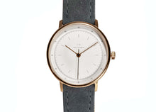 Lade das Bild in den Galerie-Viewer, G | C36 Graues Wildlederarmband