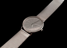 Lade das Bild in den Galerie-Viewer, P | C29 Graue Linie | Milanaise-Armband