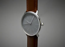 Lade das Bild in den Galerie-Viewer, N | C29 Graue Linie | Braunes Sattelleder