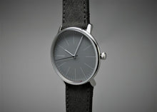 Lade das Bild in den Galerie-Viewer, J | C29 Graue Linie | Graues Wildleder-Armband