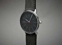 Lade das Bild in den Galerie-Viewer, M | C29 Schwarze Linie | Graues Wildleder-Armband