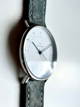 Lade das Bild in den Galerie-Viewer, H | C39 Graues Wildlederarmband