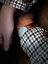 Lade das Bild in den Galerie-Viewer, K | C29 Schwarze Linie | Braunes Sattelleder