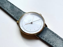 Lade das Bild in den Galerie-Viewer, G | C36 Graues Wildlederarmband