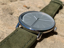 Lade das Bild in den Galerie-Viewer, L | C29 Graue Linie | Grünes Wildleder-Armband