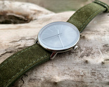 Lade das Bild in den Galerie-Viewer, L | C29 Graue Linie | Grünes Wildleder-Armband