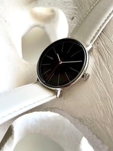 Lade das Bild in den Galerie-Viewer, O | C29 Schwarze Linie | Perlweißes Sattelleder