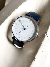 Lade das Bild in den Galerie-Viewer, E | C39 Dunkelblaues Glattlederarmband