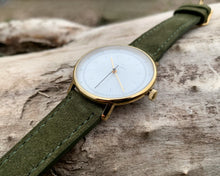 Lade das Bild in den Galerie-Viewer, D | C36 Grünes Wildlederarmband