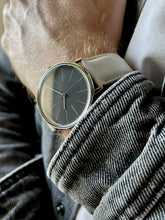 Lade das Bild in den Galerie-Viewer, O | C29 Schwarze Linie | Perlweißes Sattelleder