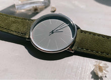 Lade das Bild in den Galerie-Viewer, L | C29 Graue Linie | Grünes Wildleder-Armband
