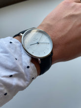 Lade das Bild in den Galerie-Viewer, E | C39 Dunkelblaues Glattlederarmband
